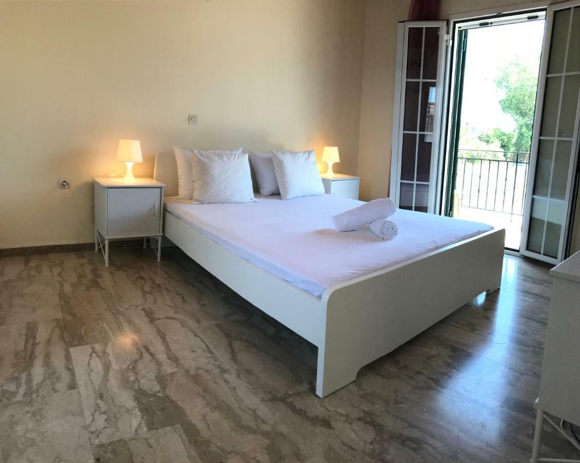 Wooden Ceiling Apartment - Close To City Center Kanali  Экстерьер фото