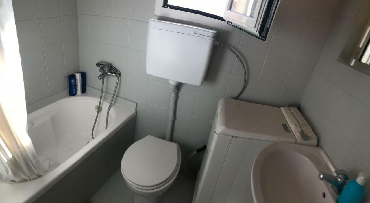 Wooden Ceiling Apartment - Close To City Center Kanali  Экстерьер фото